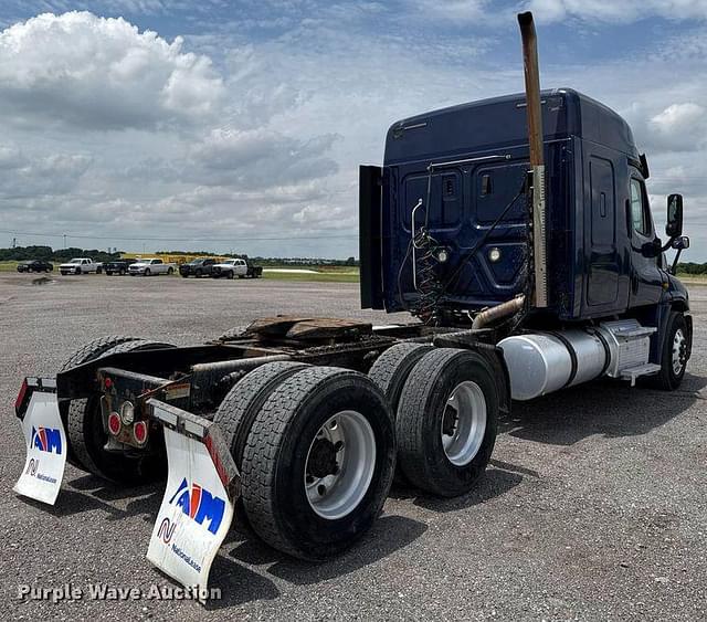 Image of Freightliner Cascadia 125 equipment image 4