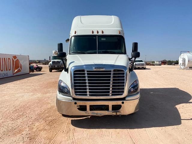 Image of Freightliner Cascadia 125 equipment image 2