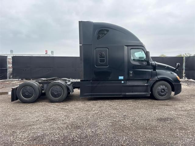 Image of Freightliner Cascadia 126 equipment image 4