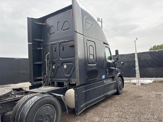 Image of Freightliner Cascadia 126 equipment image 3