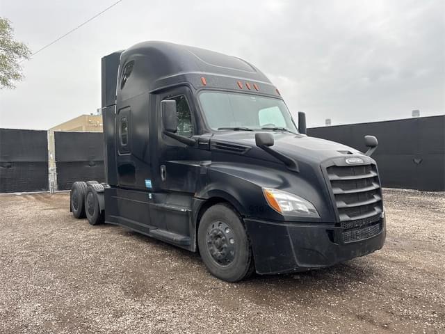 Image of Freightliner Cascadia 126 equipment image 2