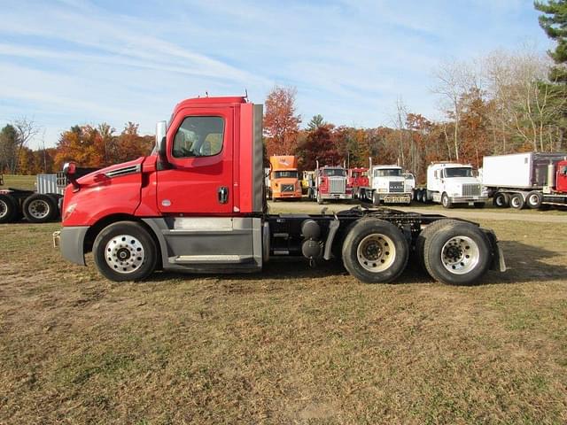 Image of Freightliner Cascadia 126 equipment image 2