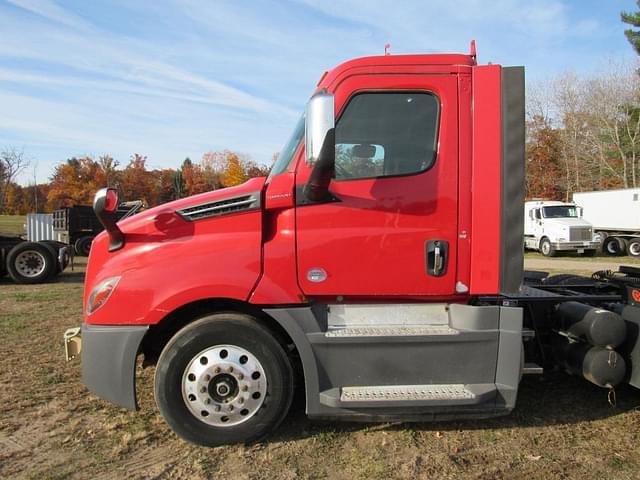 Image of Freightliner Cascadia 126 equipment image 1