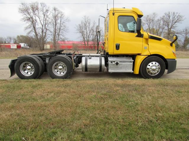 Image of Freightliner Cascadia 126 equipment image 4