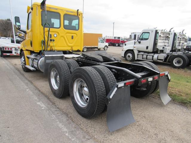 Image of Freightliner Cascadia 126 equipment image 2