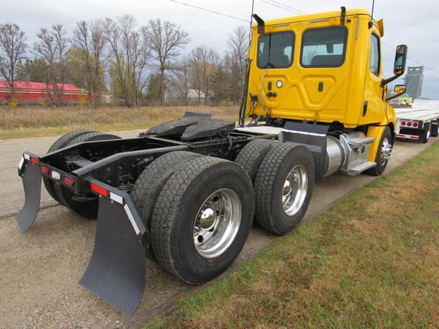 Image of Freightliner Cascadia 126 equipment image 3