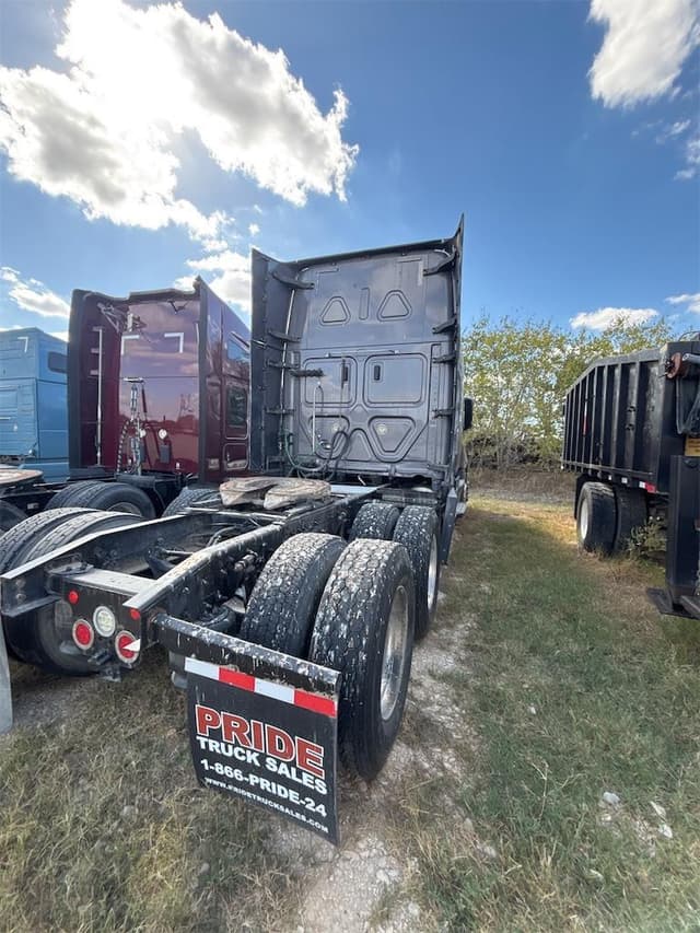 Image of Freightliner Cascadia 126 equipment image 4