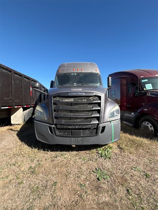 Image of Freightliner Cascadia 126 equipment image 1