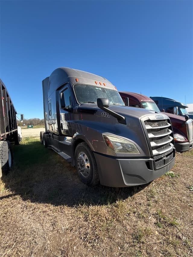 Image of Freightliner Cascadia 126 equipment image 2