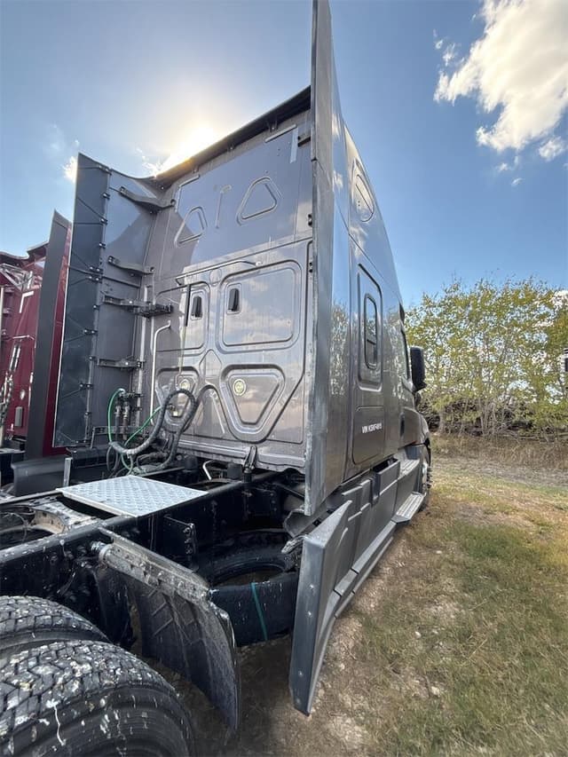 Image of Freightliner Cascadia 126 equipment image 3