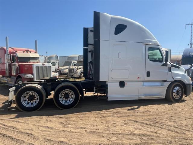 Image of Freightliner Cascadia 126 equipment image 2