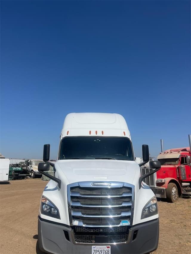 Image of Freightliner Cascadia 126 equipment image 1