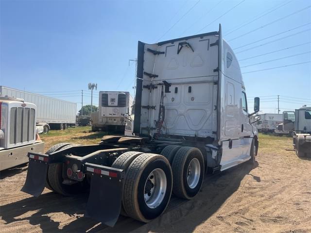 Image of Freightliner Cascadia 126 equipment image 4