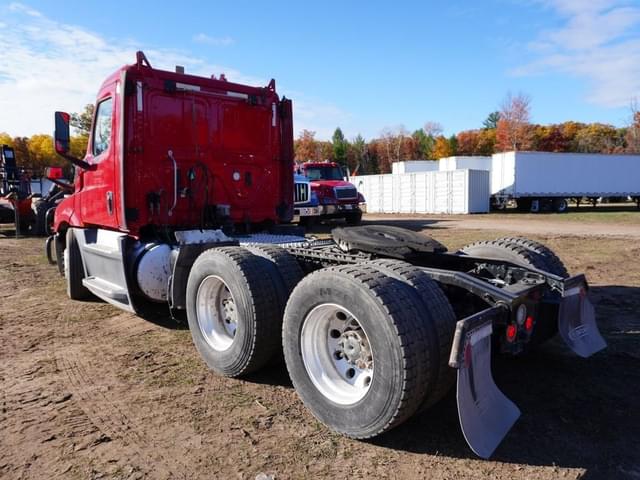 Image of Freightliner Cascadia 126 equipment image 3