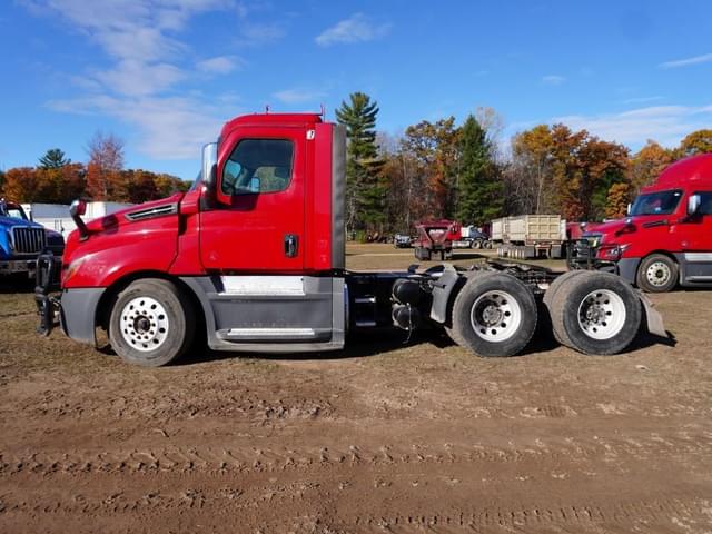 Image of Freightliner Cascadia 126 equipment image 2