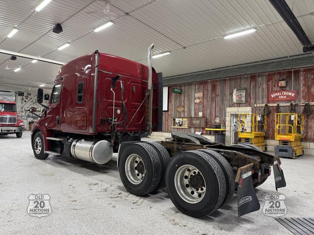 Image of Freightliner Cascadia 126 equipment image 3