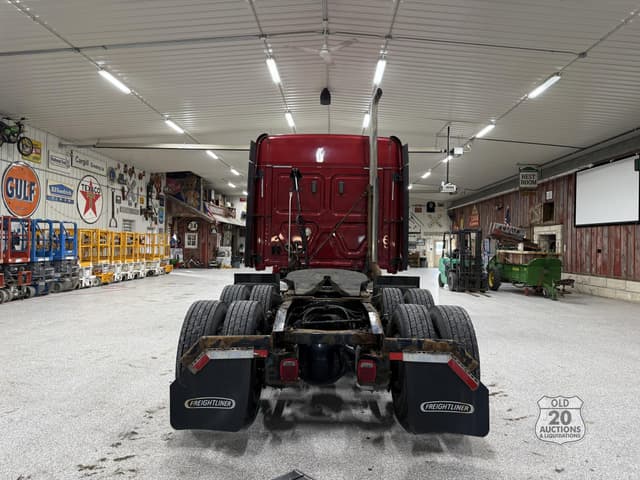 Image of Freightliner Cascadia 126 equipment image 4