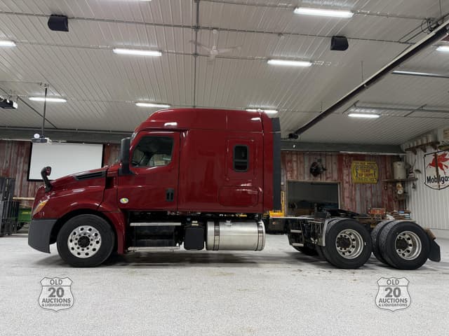 Image of Freightliner Cascadia 126 equipment image 2