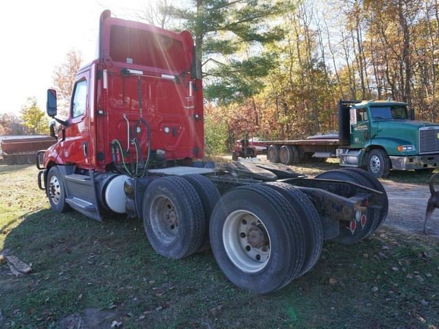 Image of Freightliner Cascadia 126 equipment image 3