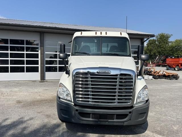 Image of Freightliner Cascadia 126 equipment image 1