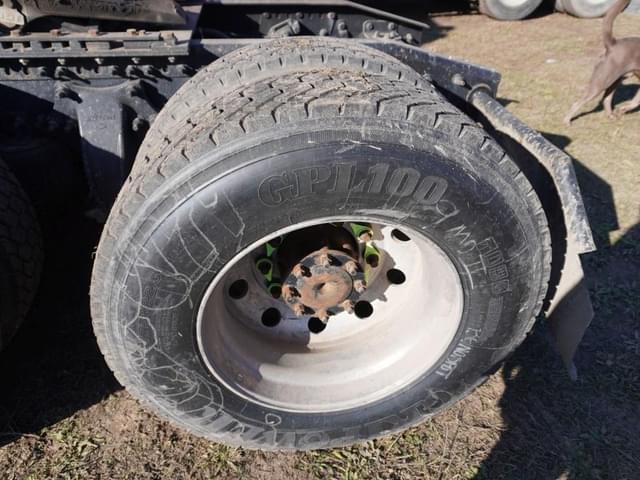 Image of Freightliner Cascadia 126 equipment image 4