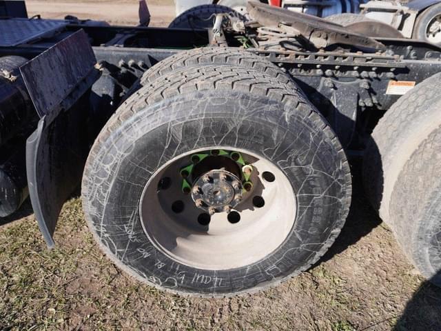 Image of Freightliner Cascadia 126 equipment image 3