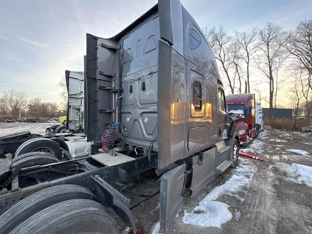 Image of Freightliner Cascadia 126 equipment image 4