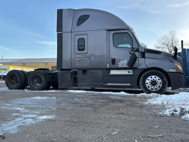 Image of Freightliner Cascadia 126 equipment image 3