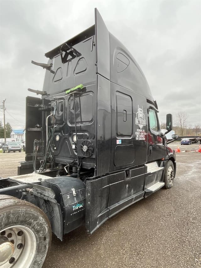Image of Freightliner Cascadia 126 equipment image 3
