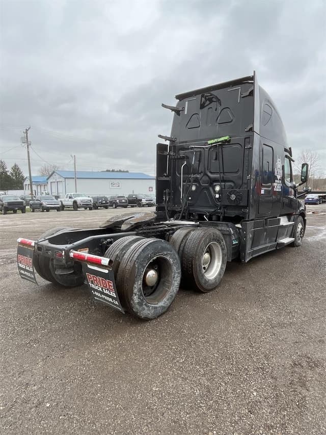 Image of Freightliner Cascadia 126 equipment image 4