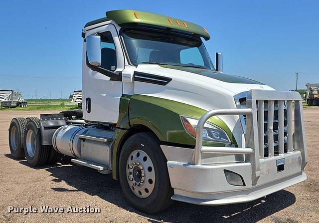 Image of Freightliner Cascadia 126 equipment image 2