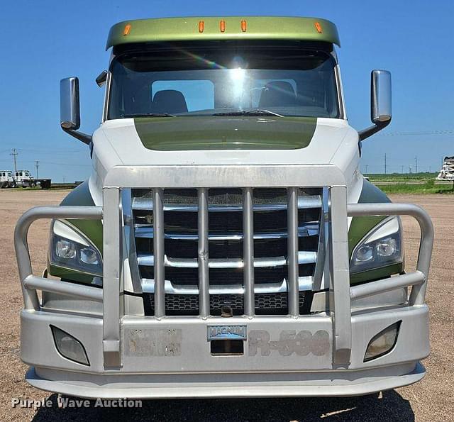 Image of Freightliner Cascadia 126 equipment image 1