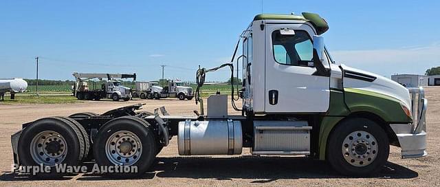 Image of Freightliner Cascadia 126 equipment image 3