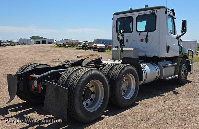 Image of Freightliner Cascadia 126 equipment image 4