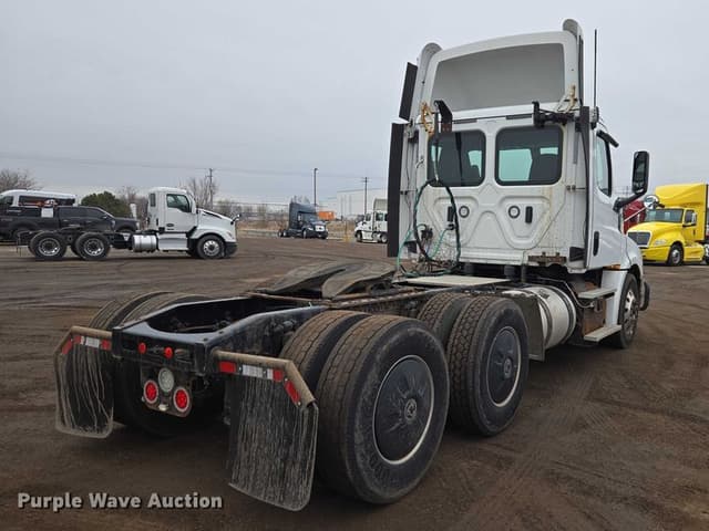 Image of Freightliner Cascadia 126 equipment image 4