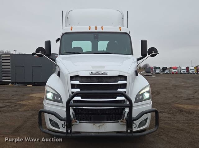 Image of Freightliner Cascadia 126 equipment image 1