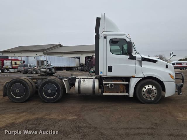 Image of Freightliner Cascadia 126 equipment image 3