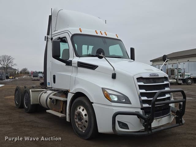 Image of Freightliner Cascadia 126 equipment image 2