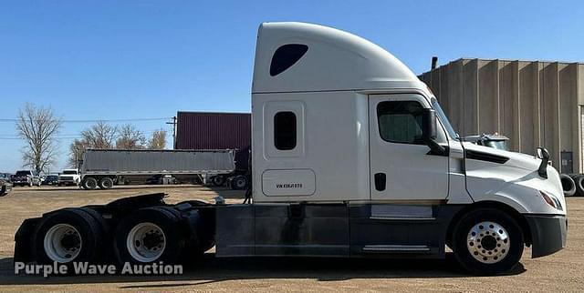 Image of Freightliner Cascadia 126 equipment image 3
