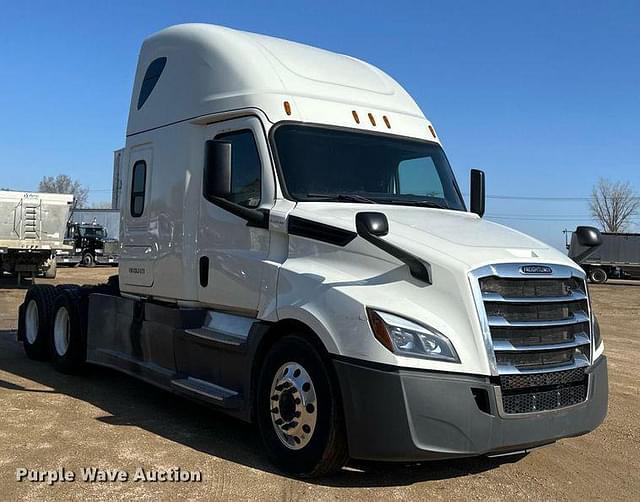 Image of Freightliner Cascadia 126 equipment image 2