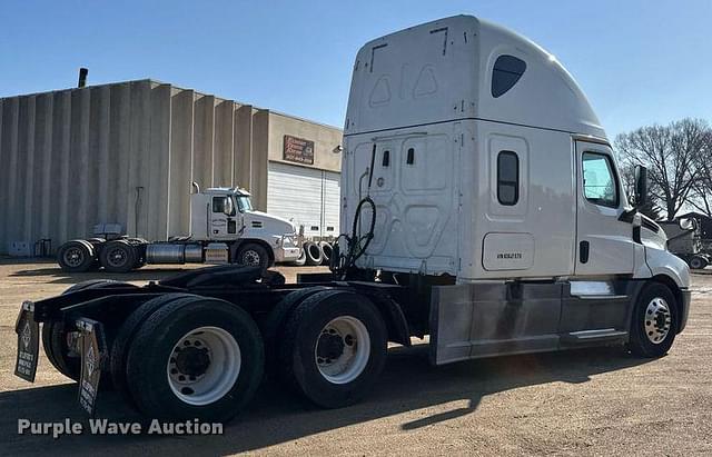 Image of Freightliner Cascadia 126 equipment image 4