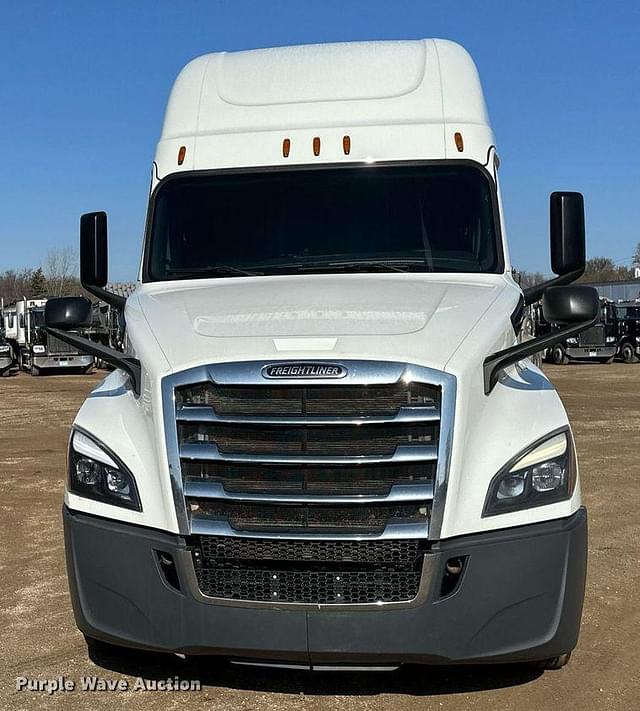 Image of Freightliner Cascadia 126 equipment image 1