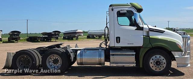 Image of Freightliner Cascadia 126 equipment image 3