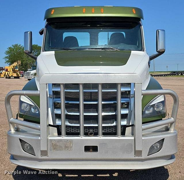 Image of Freightliner Cascadia 126 equipment image 1