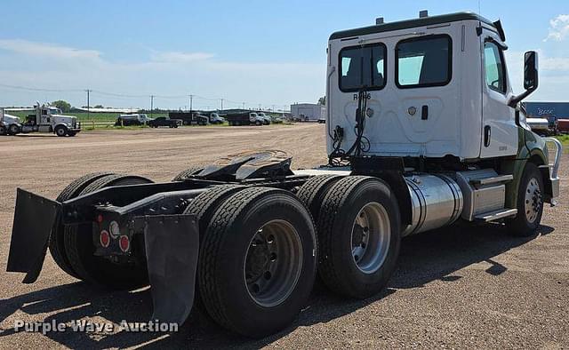 Image of Freightliner Cascadia 126 equipment image 4