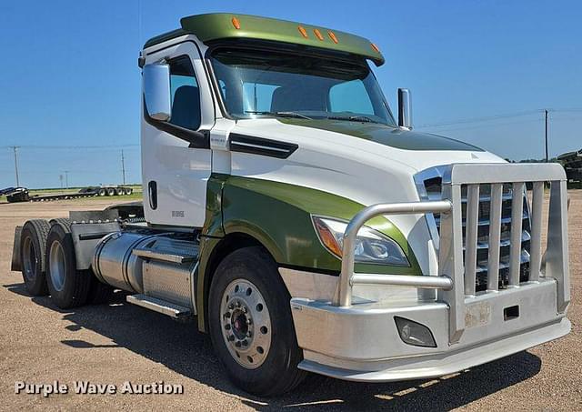 Image of Freightliner Cascadia 126 equipment image 2