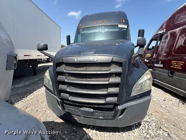 Image of Freightliner Cascadia 126 equipment image 1