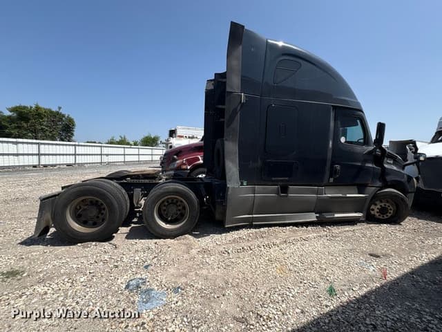 Image of Freightliner Cascadia 126 equipment image 3
