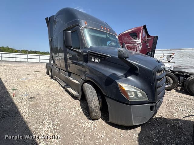 Image of Freightliner Cascadia 126 equipment image 2