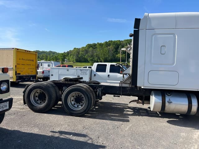 Image of Freightliner Cascadia 126 equipment image 4